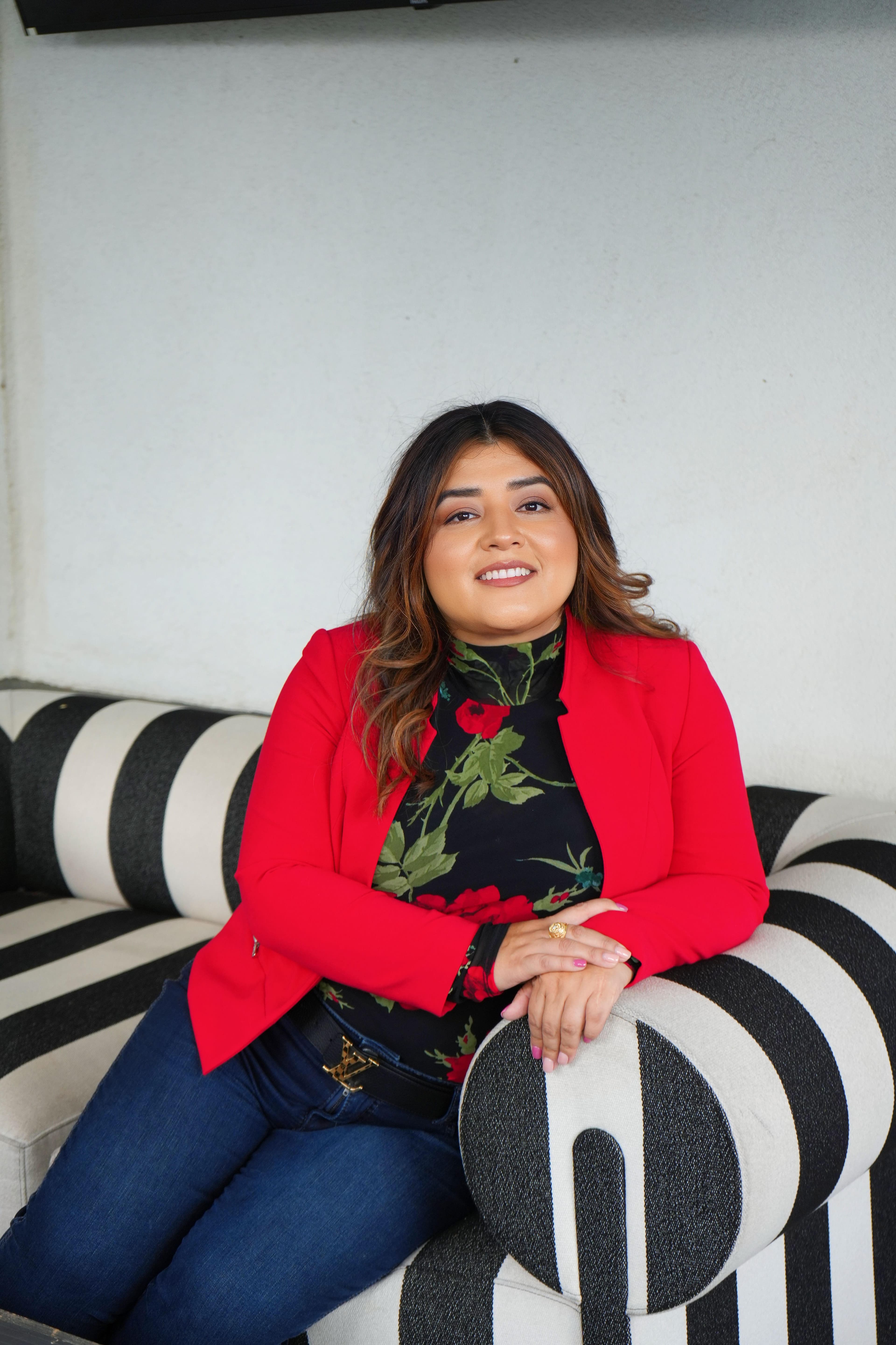 Marilyn Medina, sentada y sonriendo